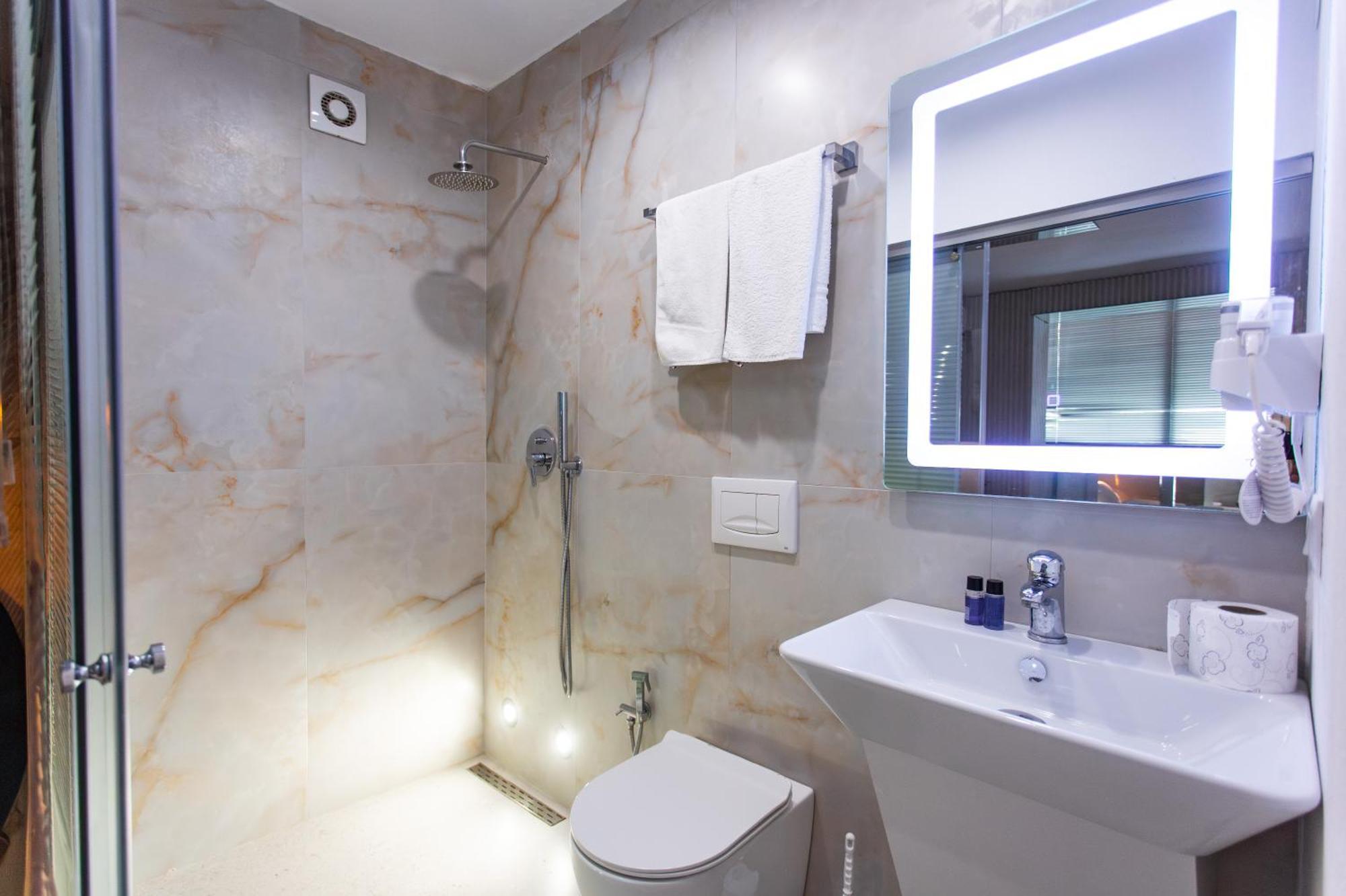 Hotel The Bubbles - Jacuzzi Tirana