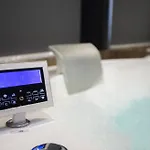 The Bubbles - Jacuzzi Hotel Tirana
