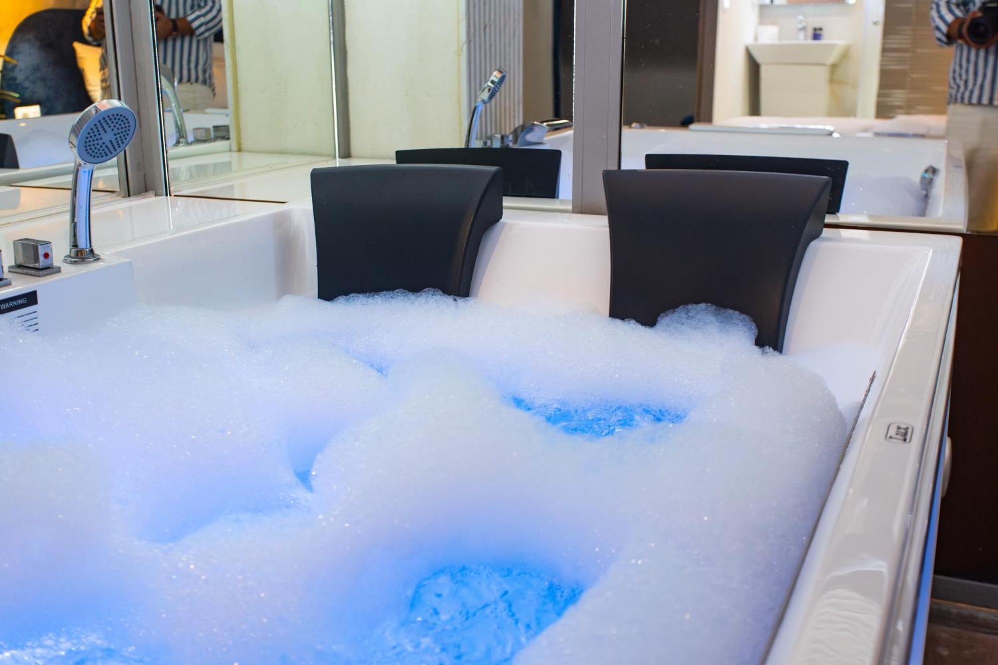 The Bubbles - Jacuzzi 3* Tirana