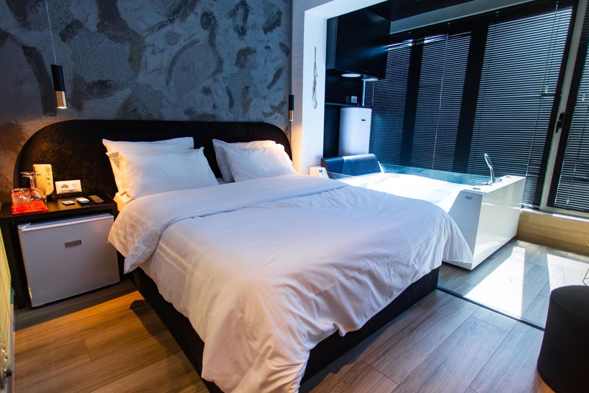 The Bubbles - Jacuzzi 3* Tirana