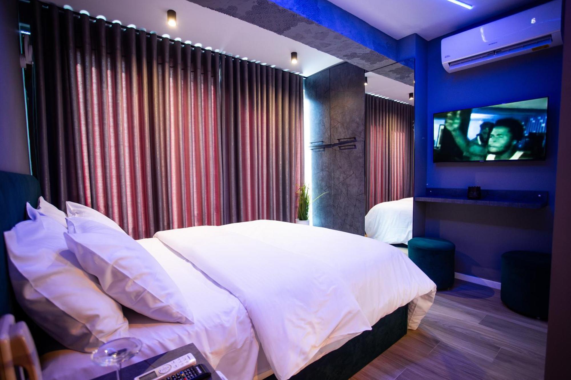 The Bubbles - Jacuzzi Hotel Tirana