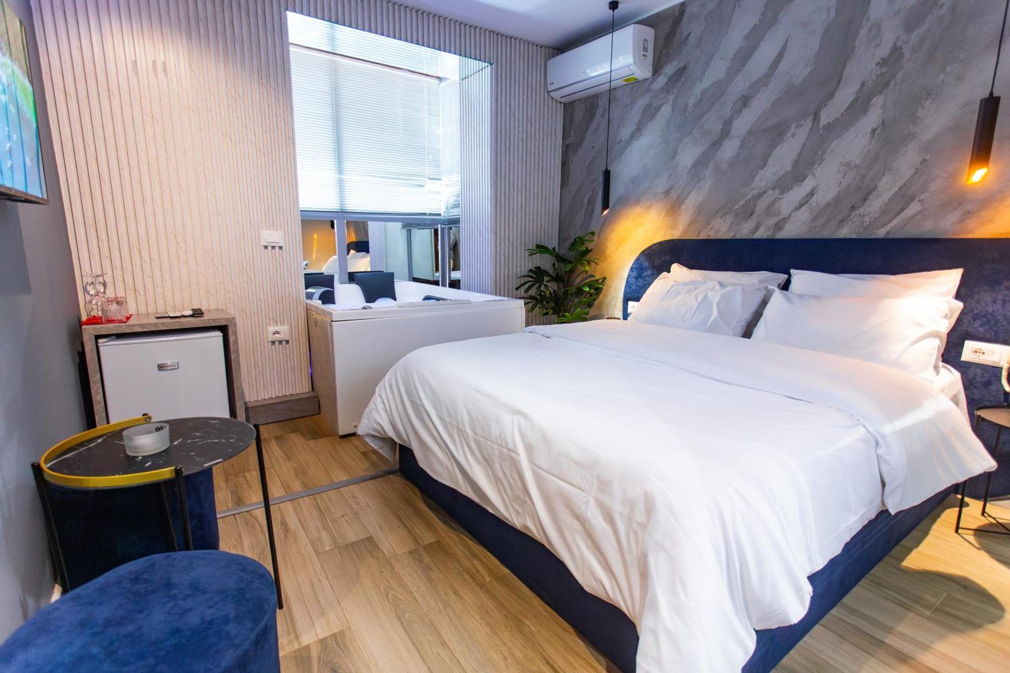 The Bubbles - Jacuzzi 3* Tirana