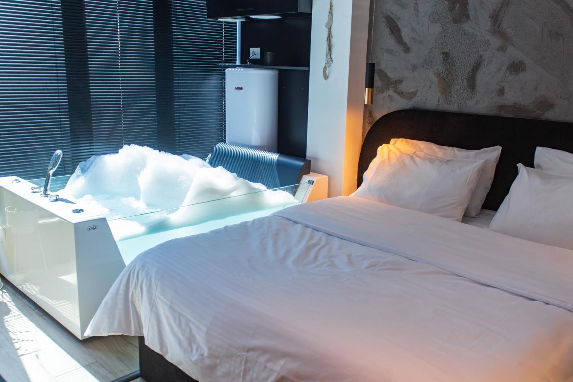 Hotel The Bubbles - Jacuzzi Tirana