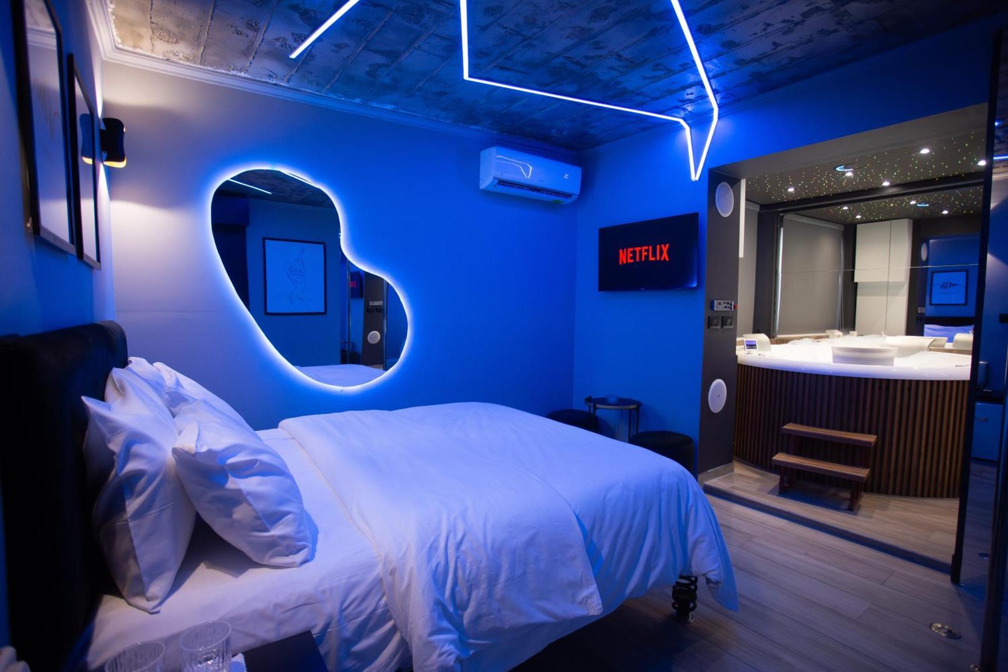The Bubbles - Jacuzzi 3* Tirana