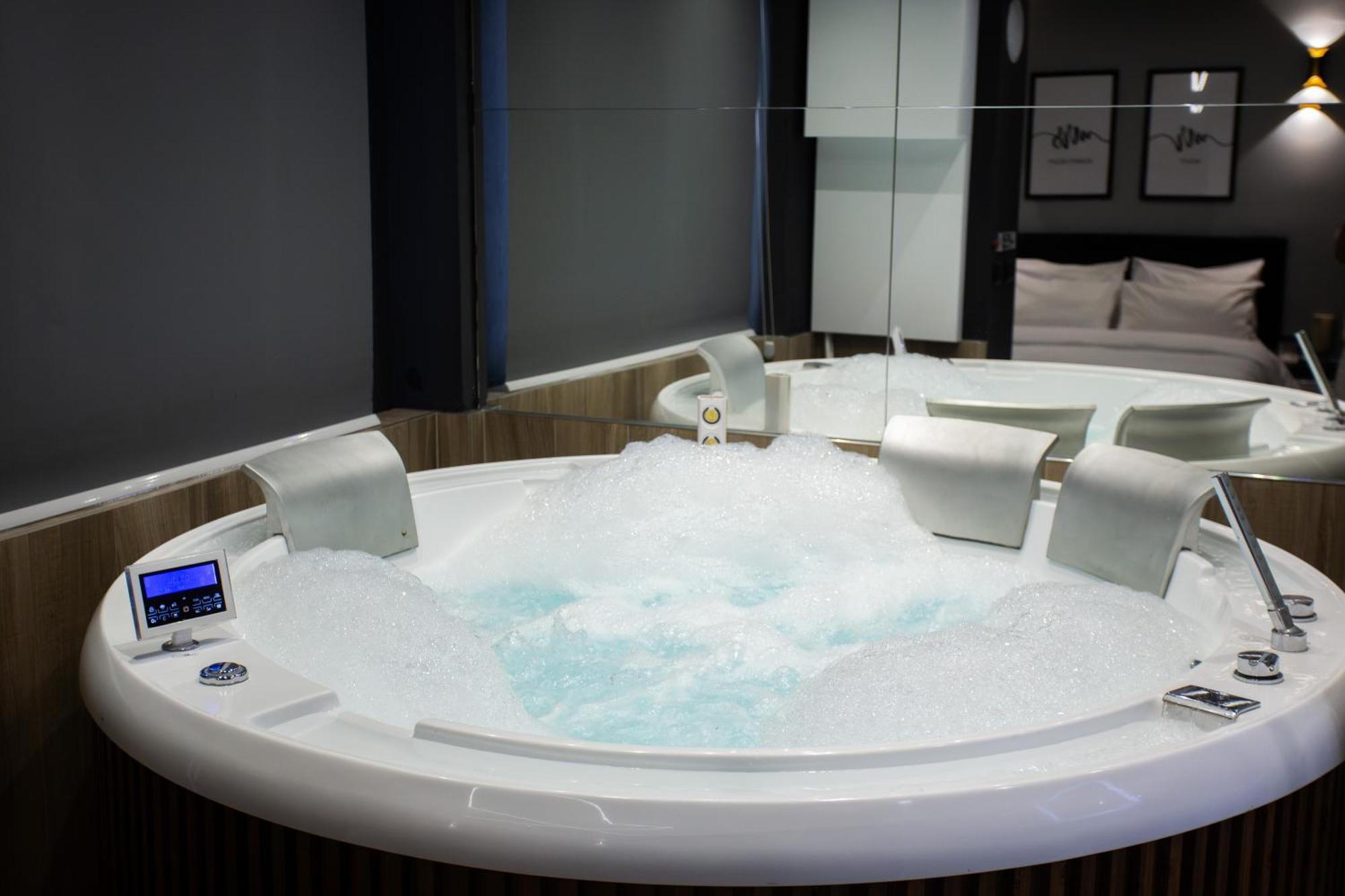 Hotel The Bubbles - Jacuzzi Tirana